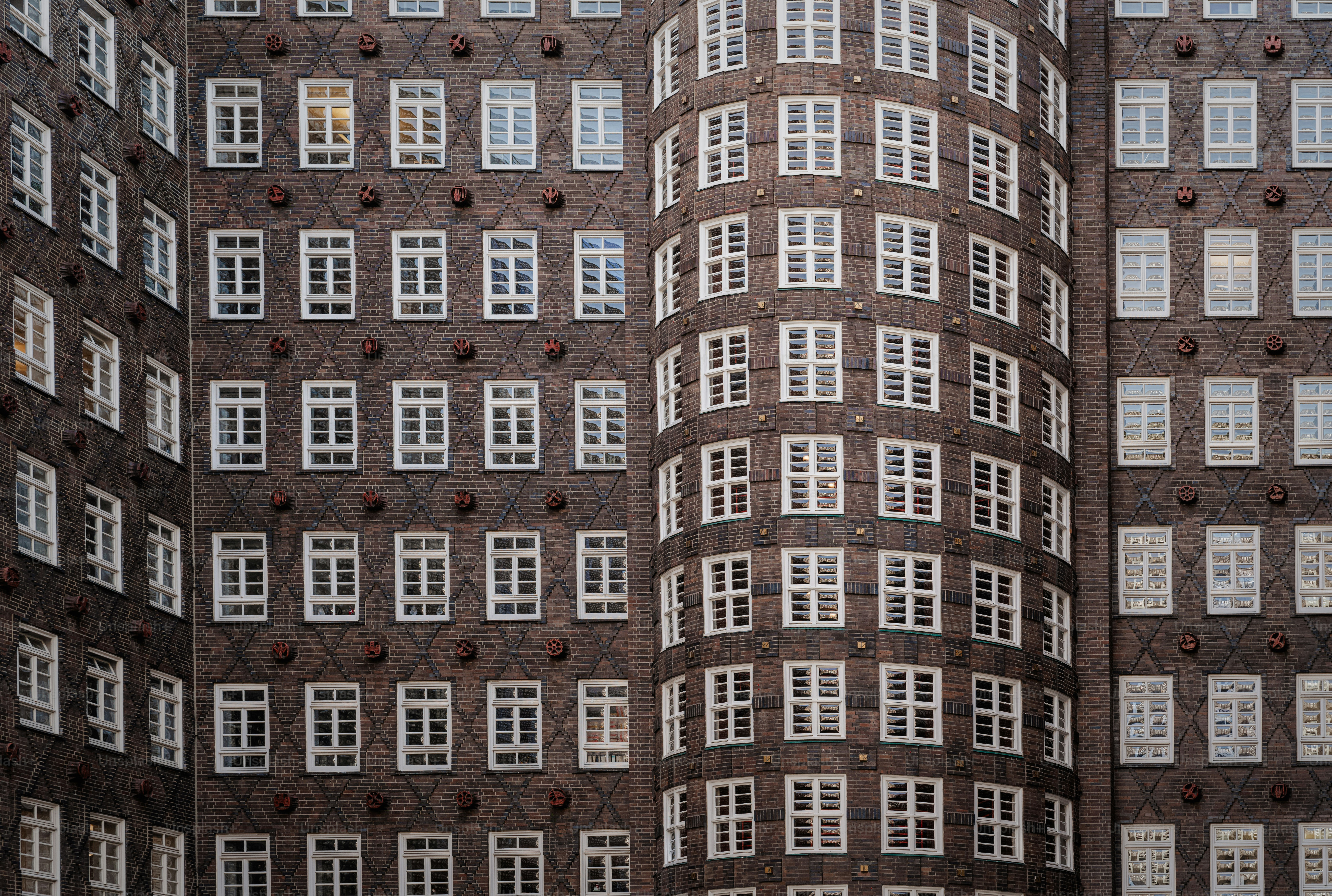 ein hohes Gebäude mit vielen Fenstern und einer Uhr