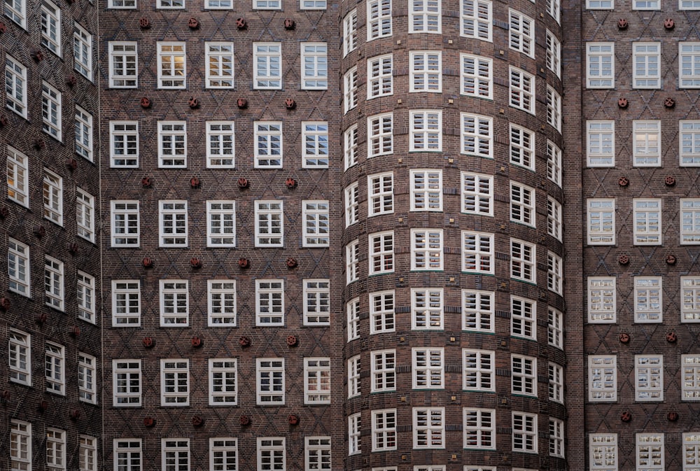 ein hohes Gebäude mit vielen Fenstern und einer Uhr