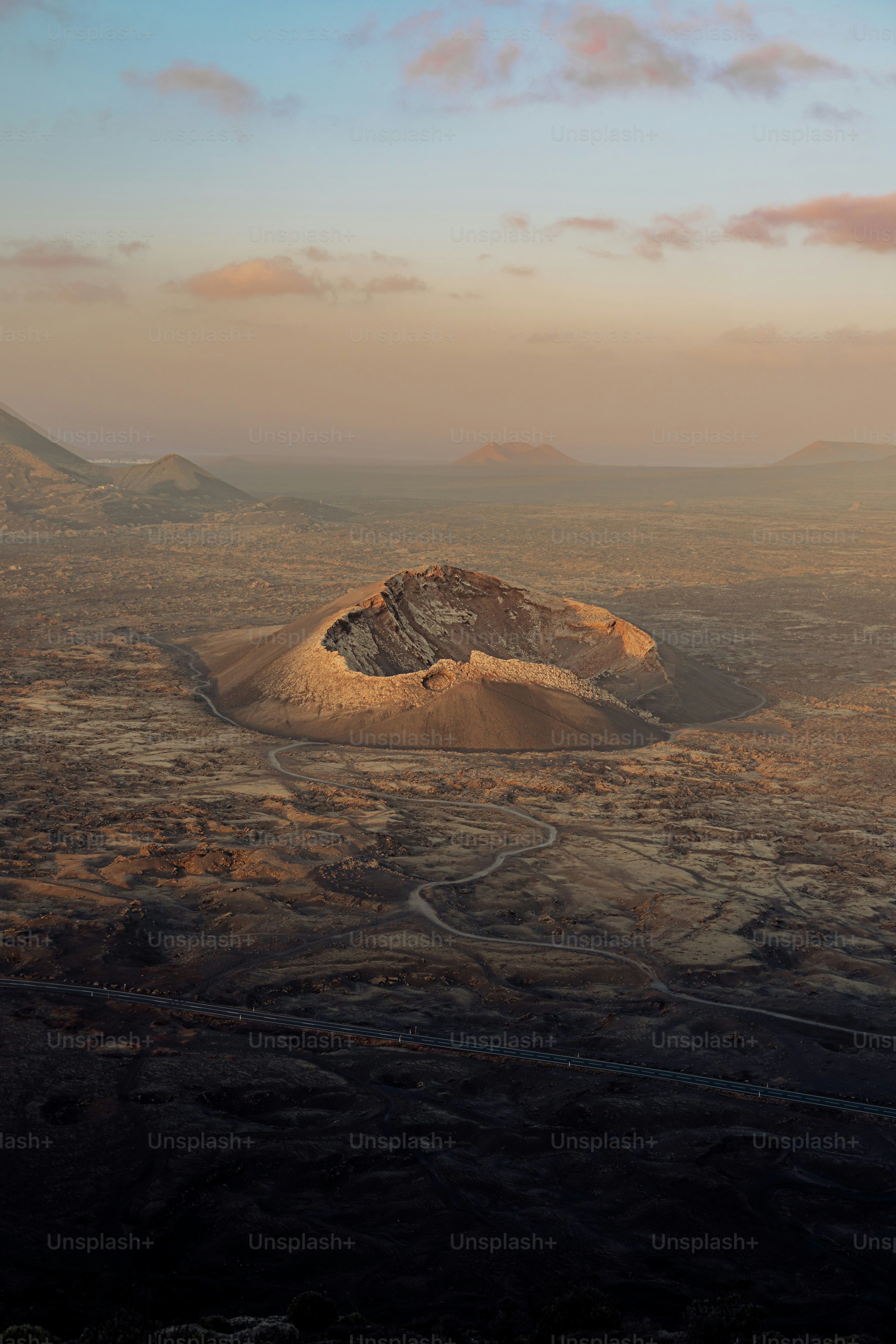 Foto zum Thema Blick auf eine Wüste mit einem Berg in der Ferne Bild