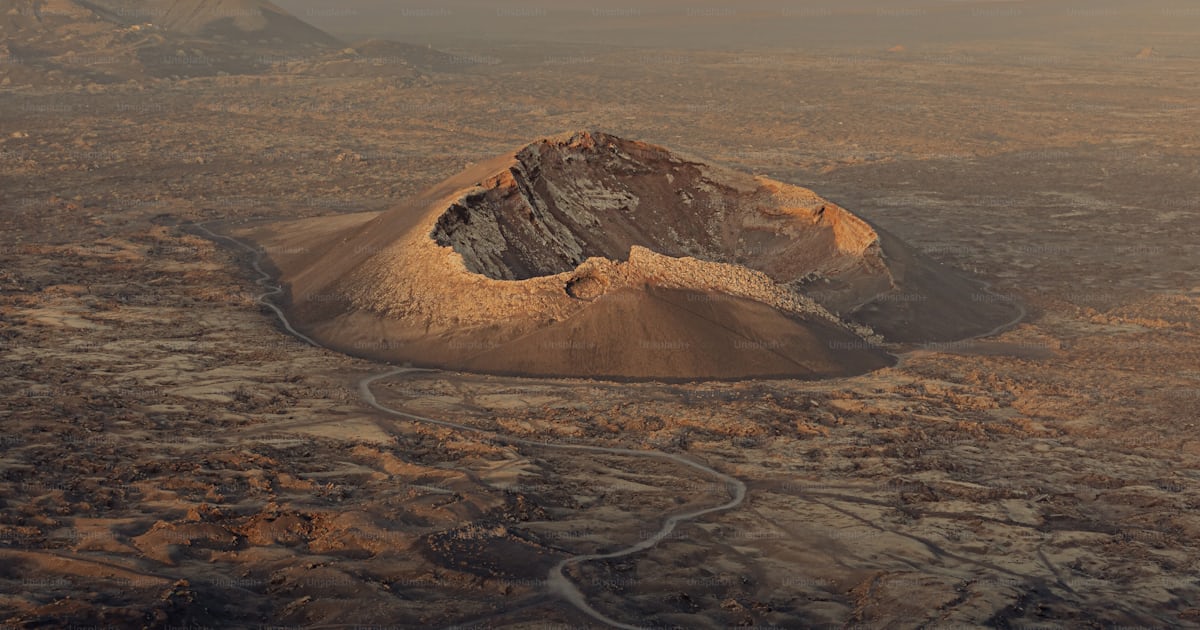 Foto zum Thema Blick auf eine Wüste mit einem Berg in der Ferne Bild