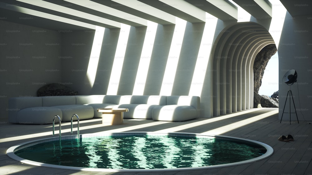 una habitación con una piscina en el centro
