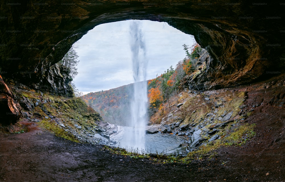 Une vue d’une cascade depuis l’intérieur d’une grotte