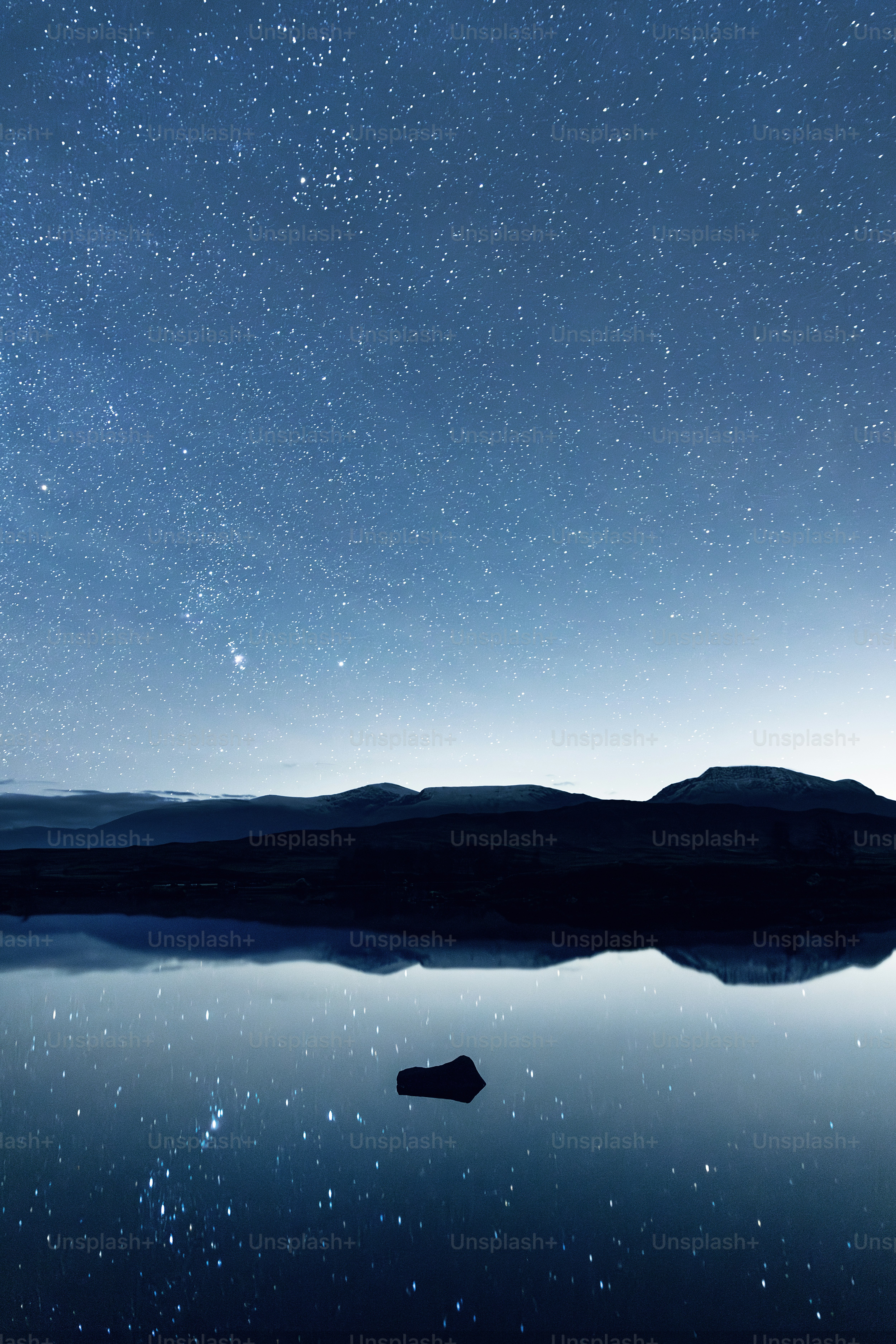 A body of water under a night sky filled with stars photo – Night sky Image  on Unsplash, image size:3000x4500