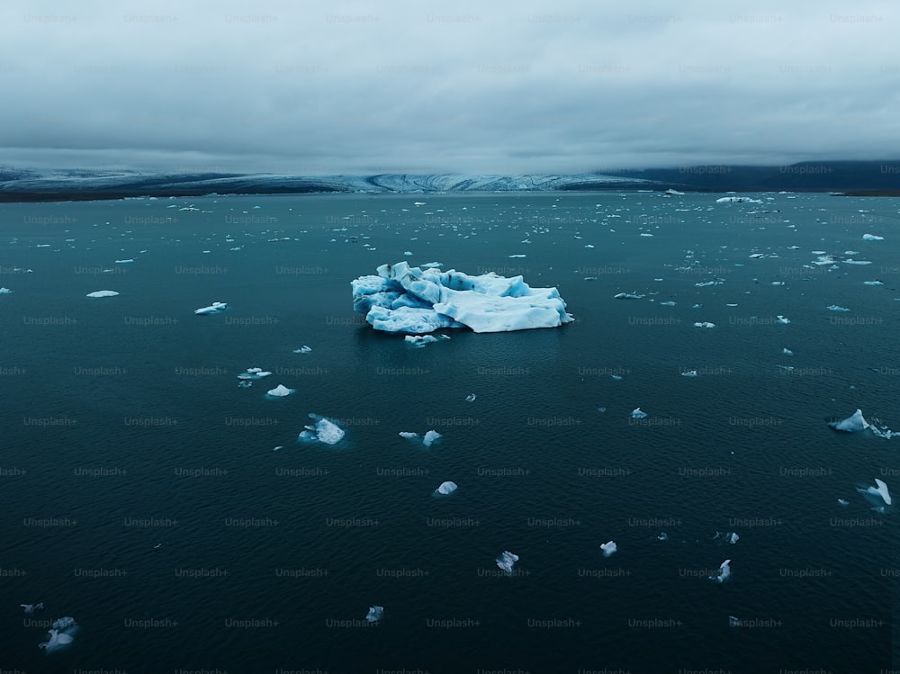 un iceberg che galleggia in mezzo all'oceano