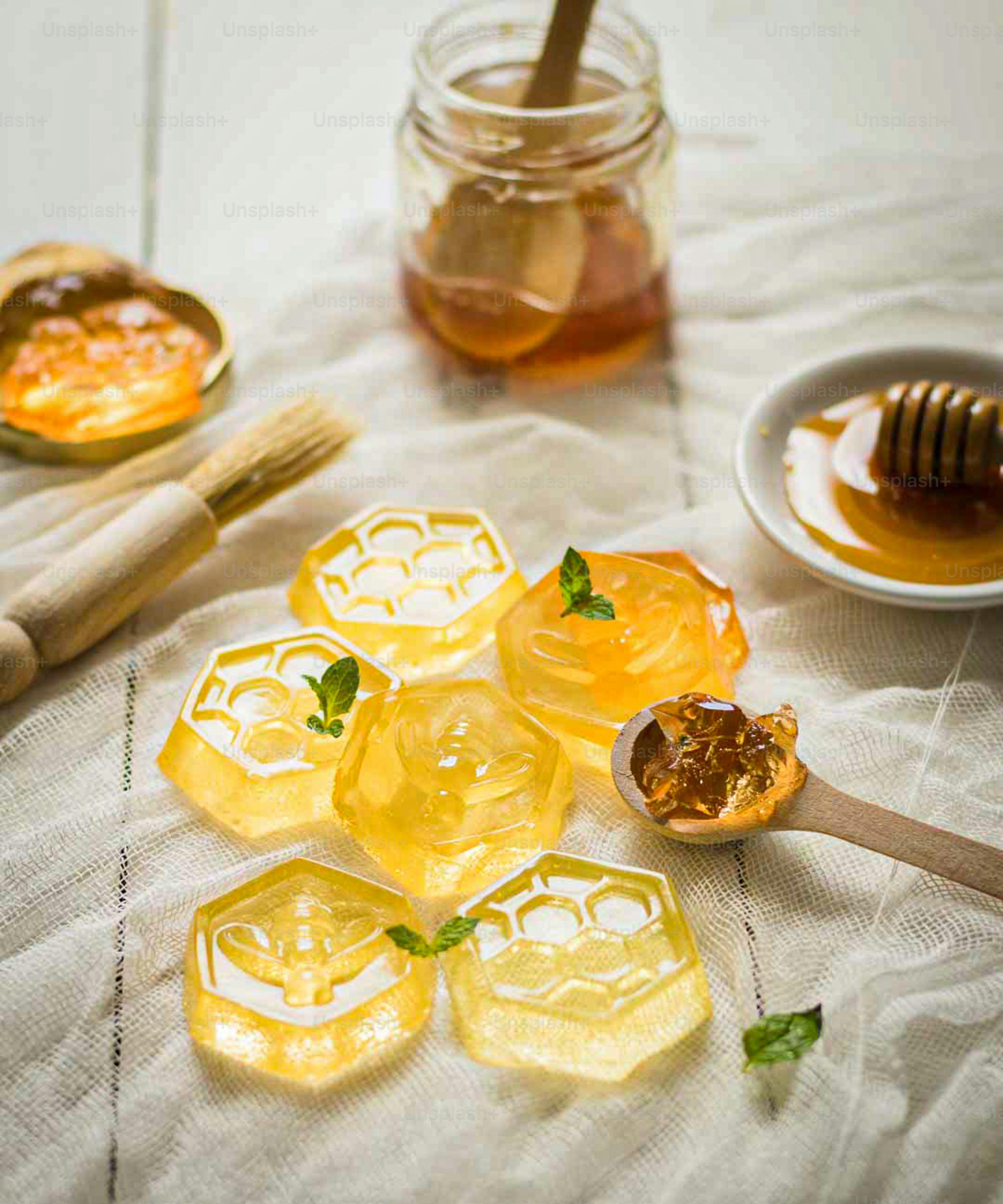 ein Tisch mit Honig und Honigwaben