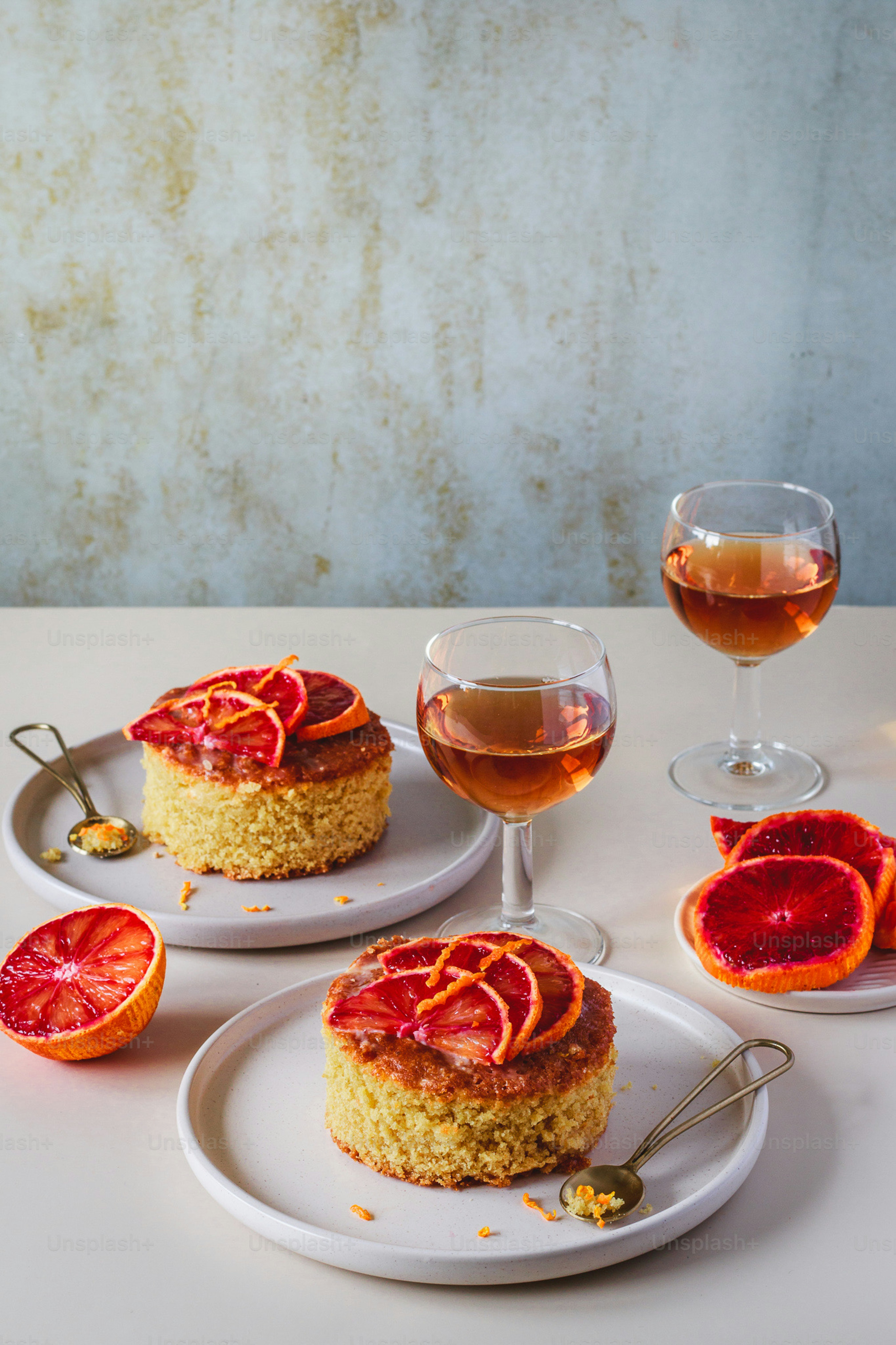 ein Tisch mit Tellern mit Speisen und Gläsern Wein