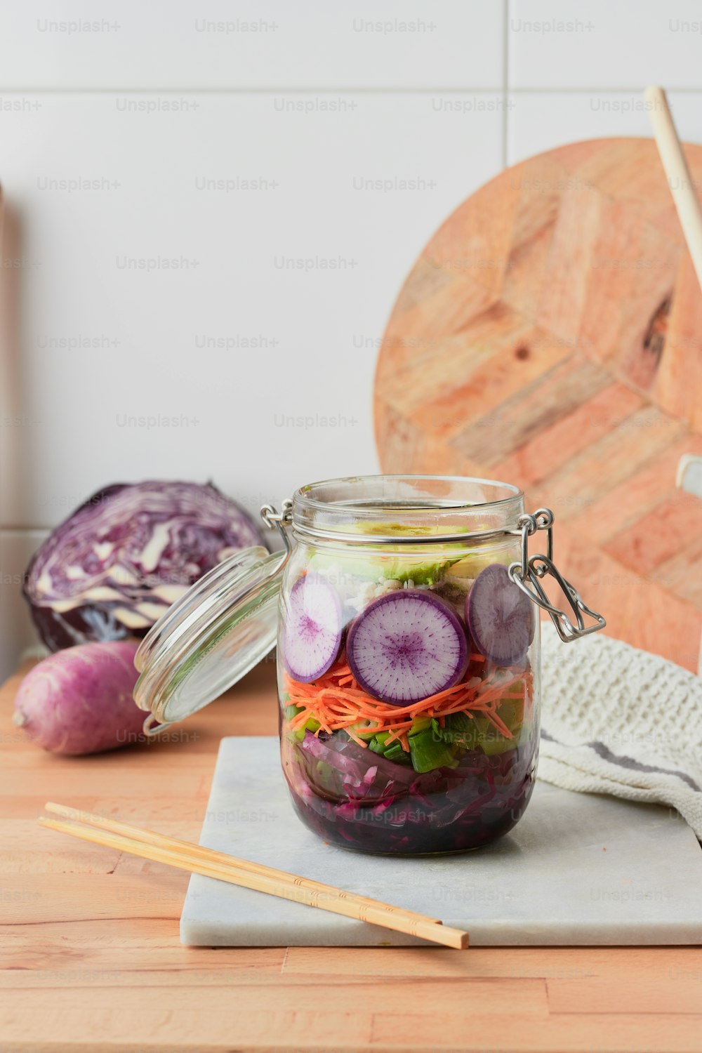 ein Einmachglas gefüllt mit geschnittenem Gemüse