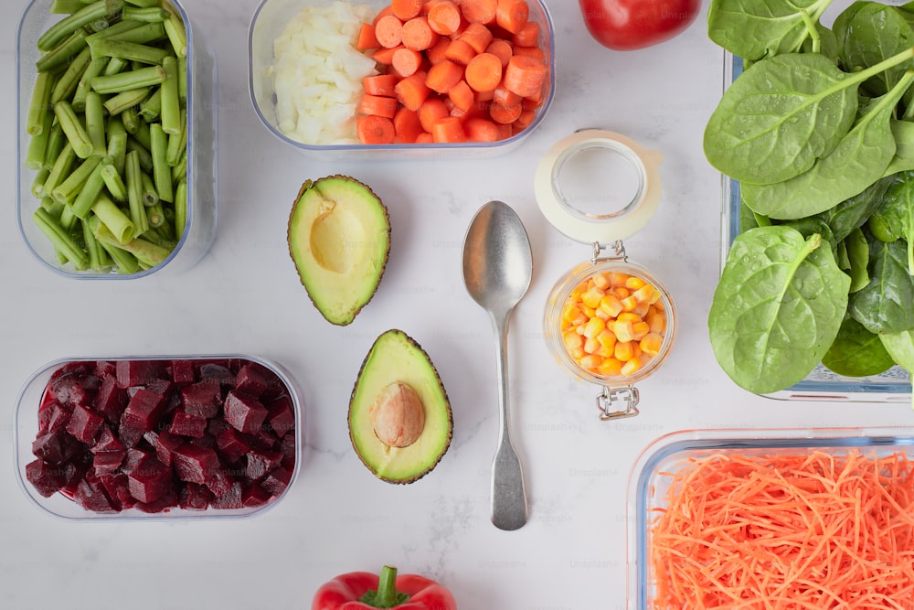 una variedad de frutas y verduras en recipientes de plástico