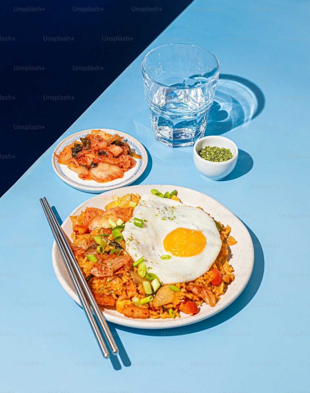 un plato de comida sobre una mesa azul