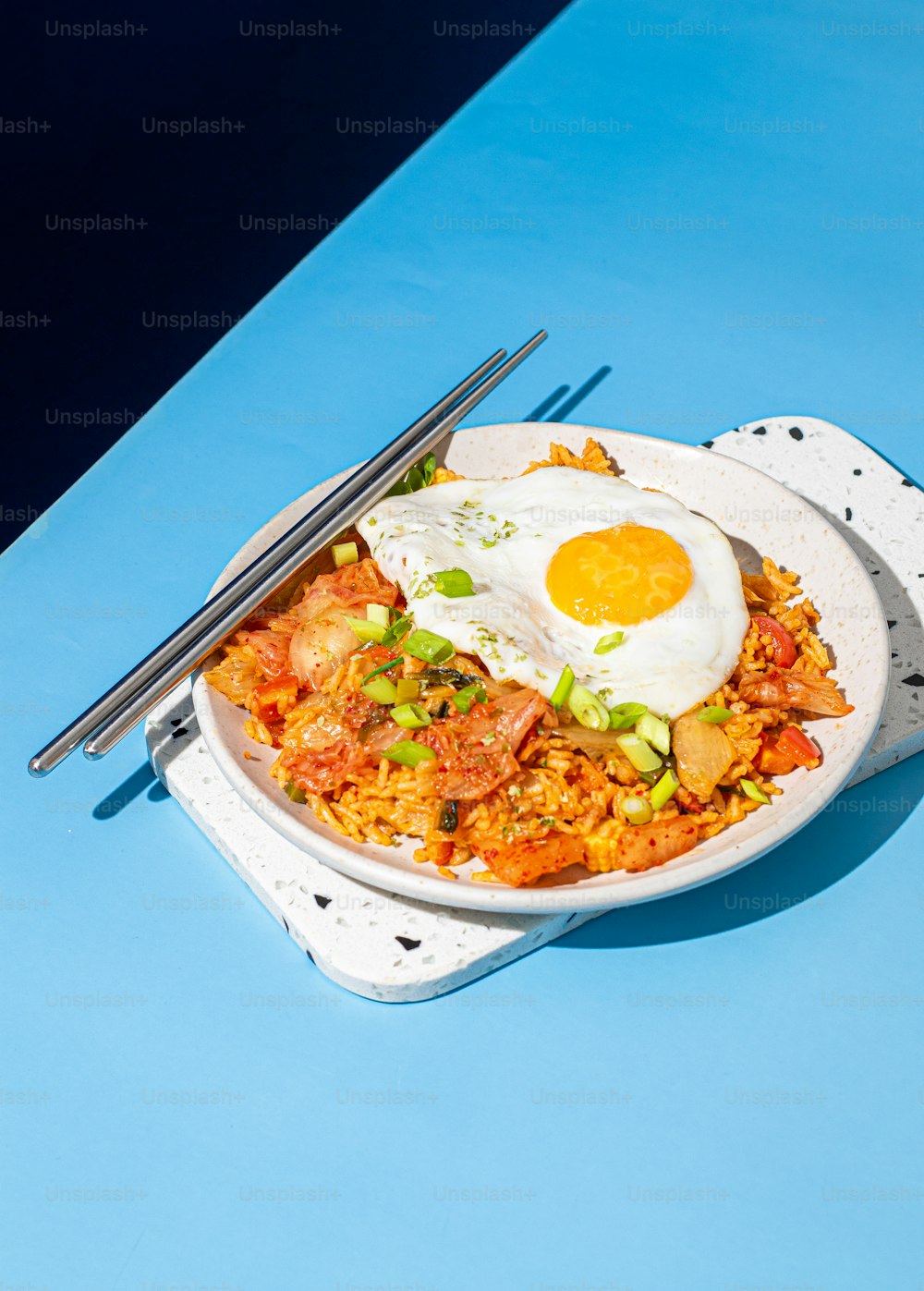 une assiette de nourriture avec un œuf au plat sur le dessus