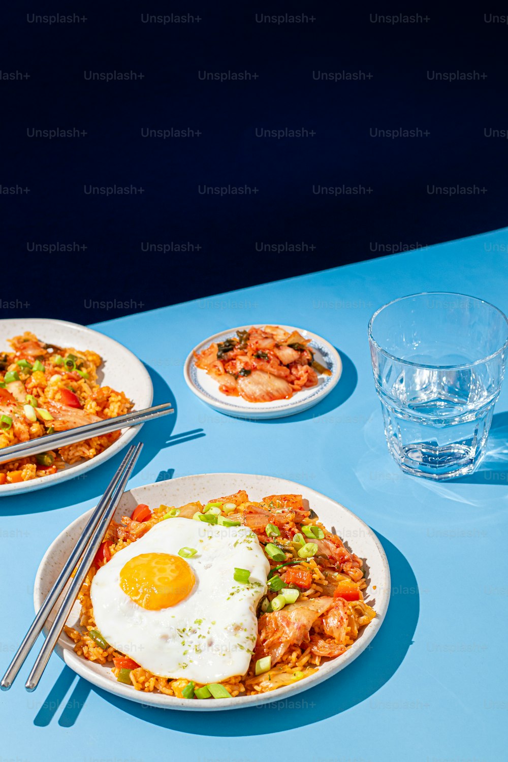 una mesa azul cubierta con platos de comida