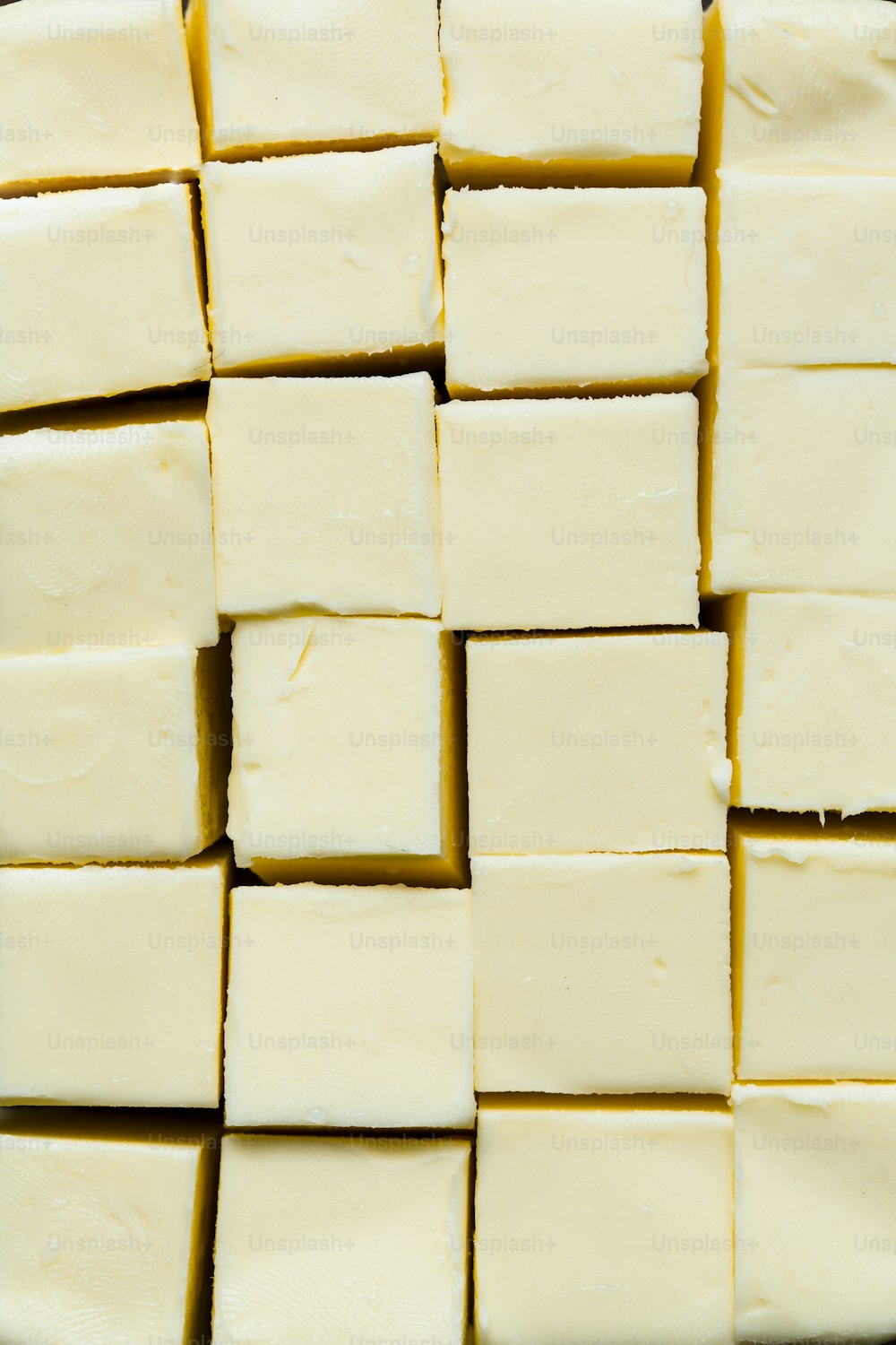 Un primer plano de muchos cuadrados de mantequilla
