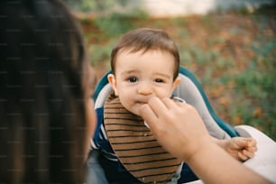 Una mujer alimentando a un bebé con un pedazo de comida
