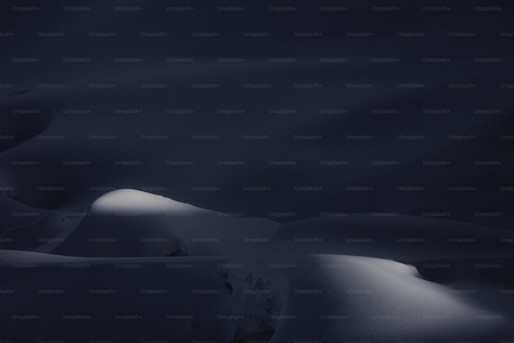 Una foto oscura de una montaña cubierta de nieve