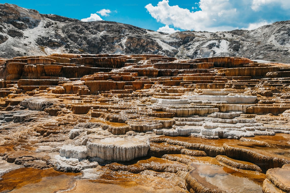 uma paisagem rochosa com uma montanha ao fundo