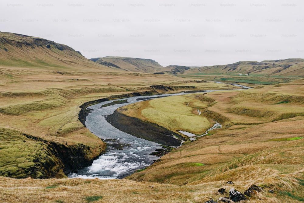 une rivière qui coule dans une vallée verdoyante