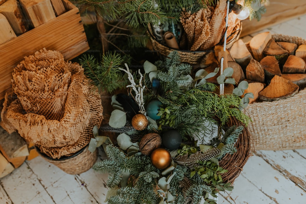 Un cesto pieno di tanti tipi diversi di decorazioni natalizie