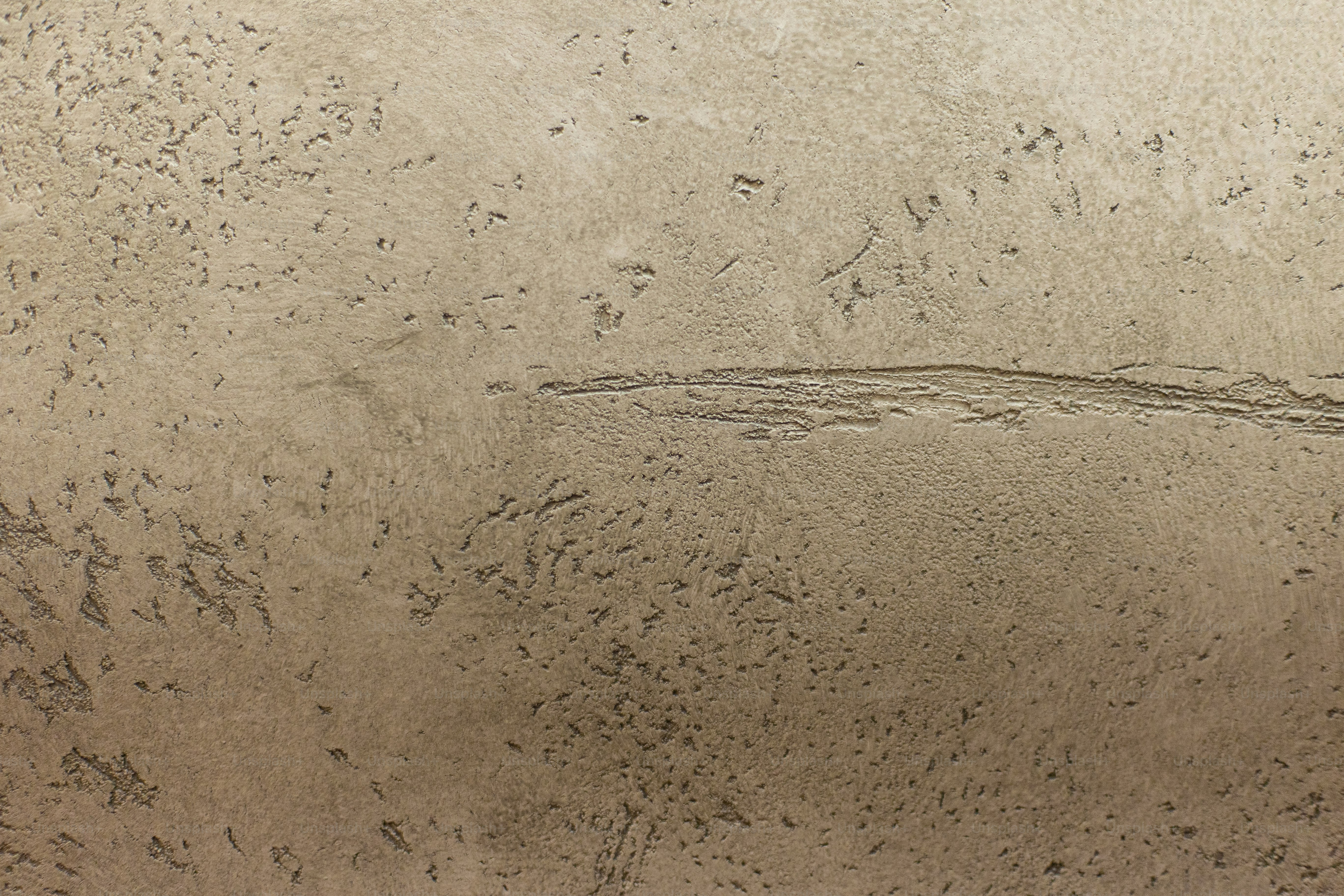 une personne qui fait du surf sur une plage de sable