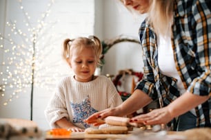 Eine Frau und ein kleines Mädchen backen Kekse