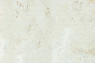 Un primer plano de una pared blanca con suciedad