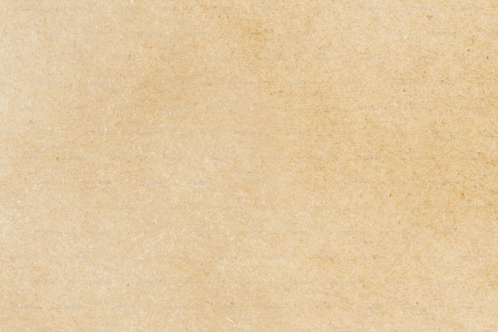 eine braune Papierstruktur mit weißem Hintergrund