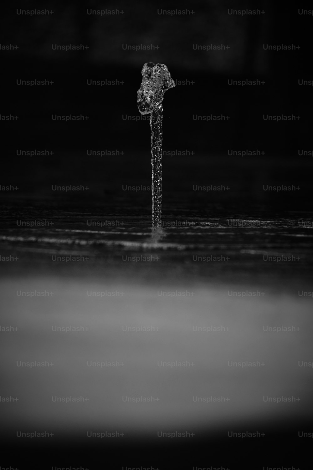 une photo en noir et blanc d’un jet d’eau