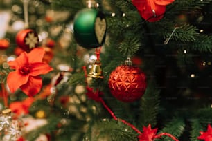 ein Weihnachtsbaum mit rotem und grünem Schmuck
