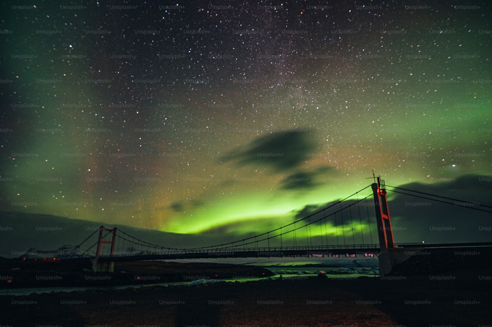 Un pont qui a une lumière verte dans le ciel