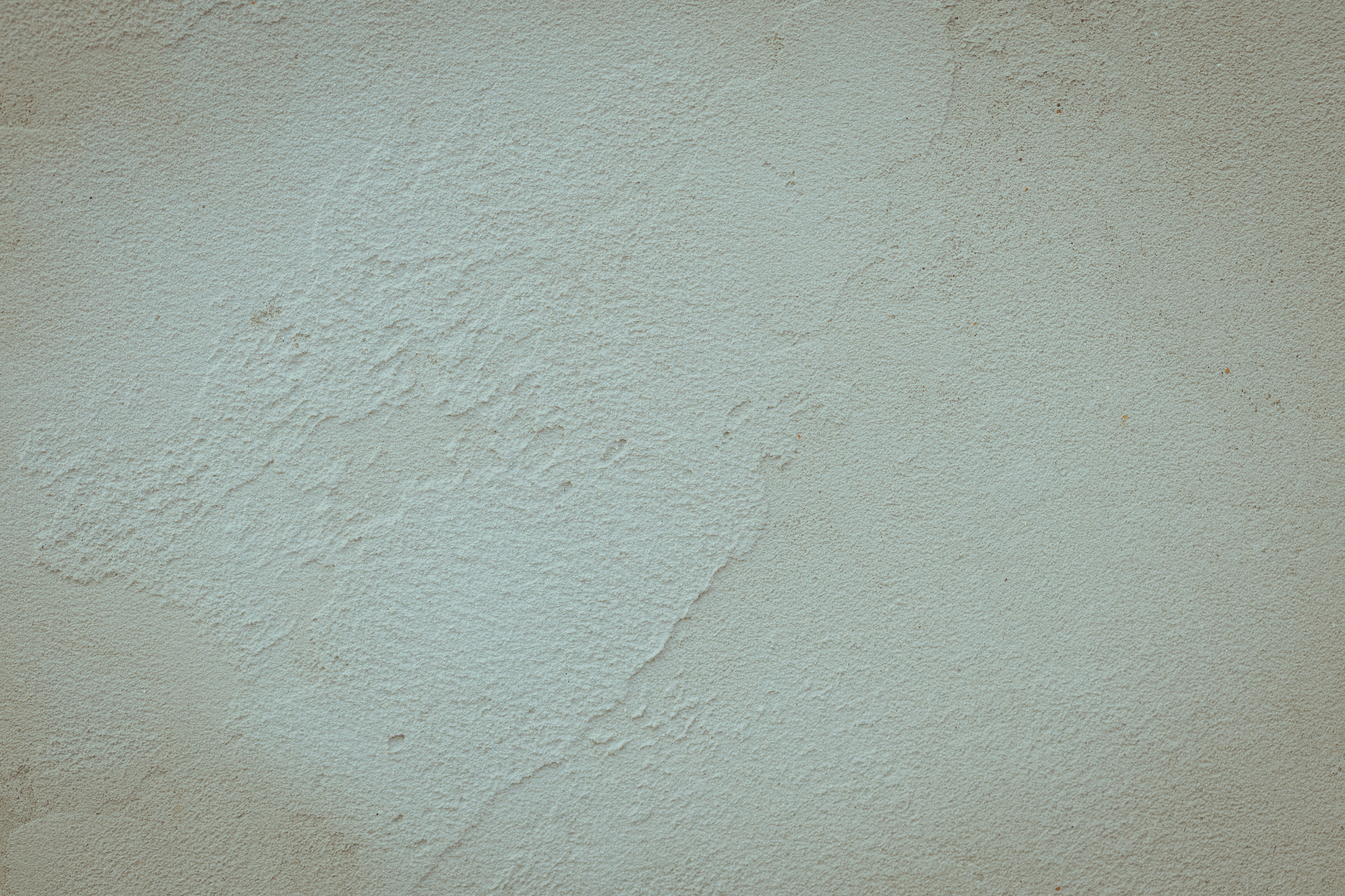 un mur en stuc blanc avec une horloge noire dessus