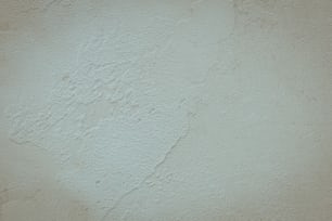 uma parede de estuque branco com um relógio preto