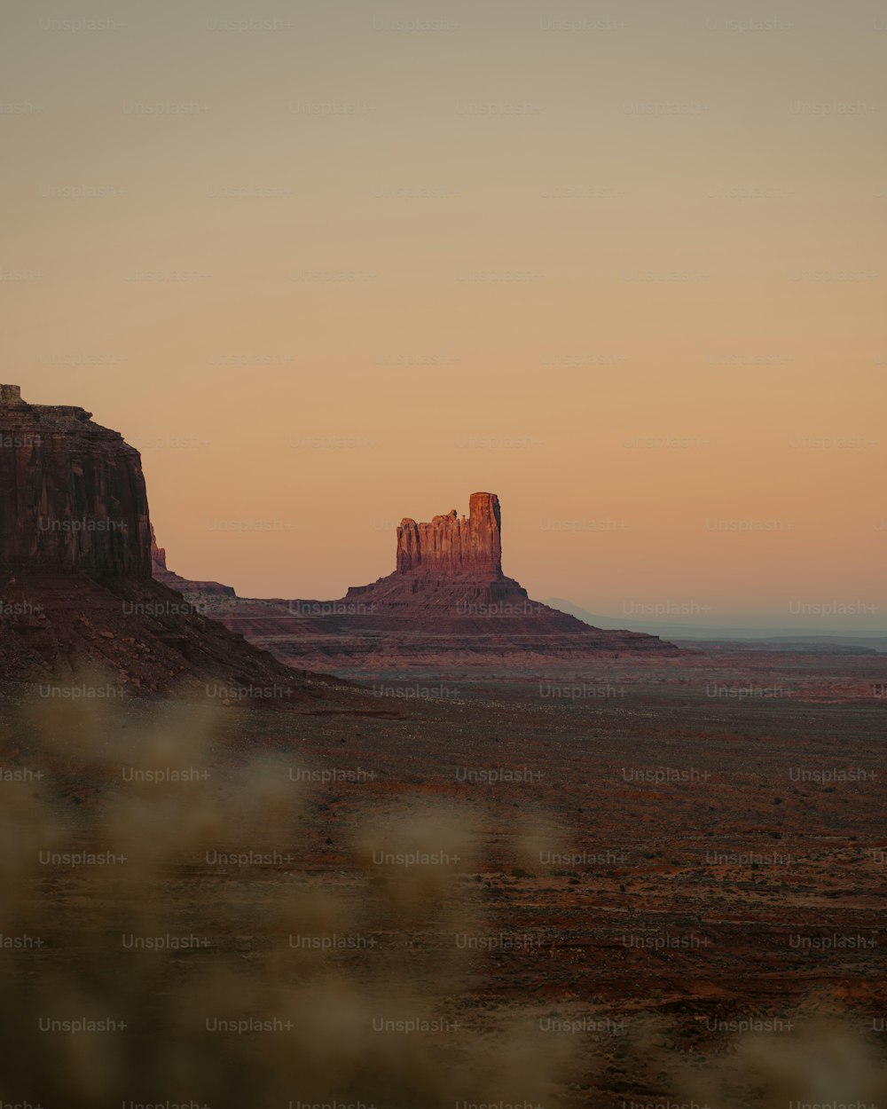 砂漠の真ん中にある大きな岩層