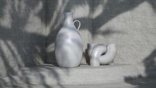 un vaso bianco seduto sopra una lastra di cemento