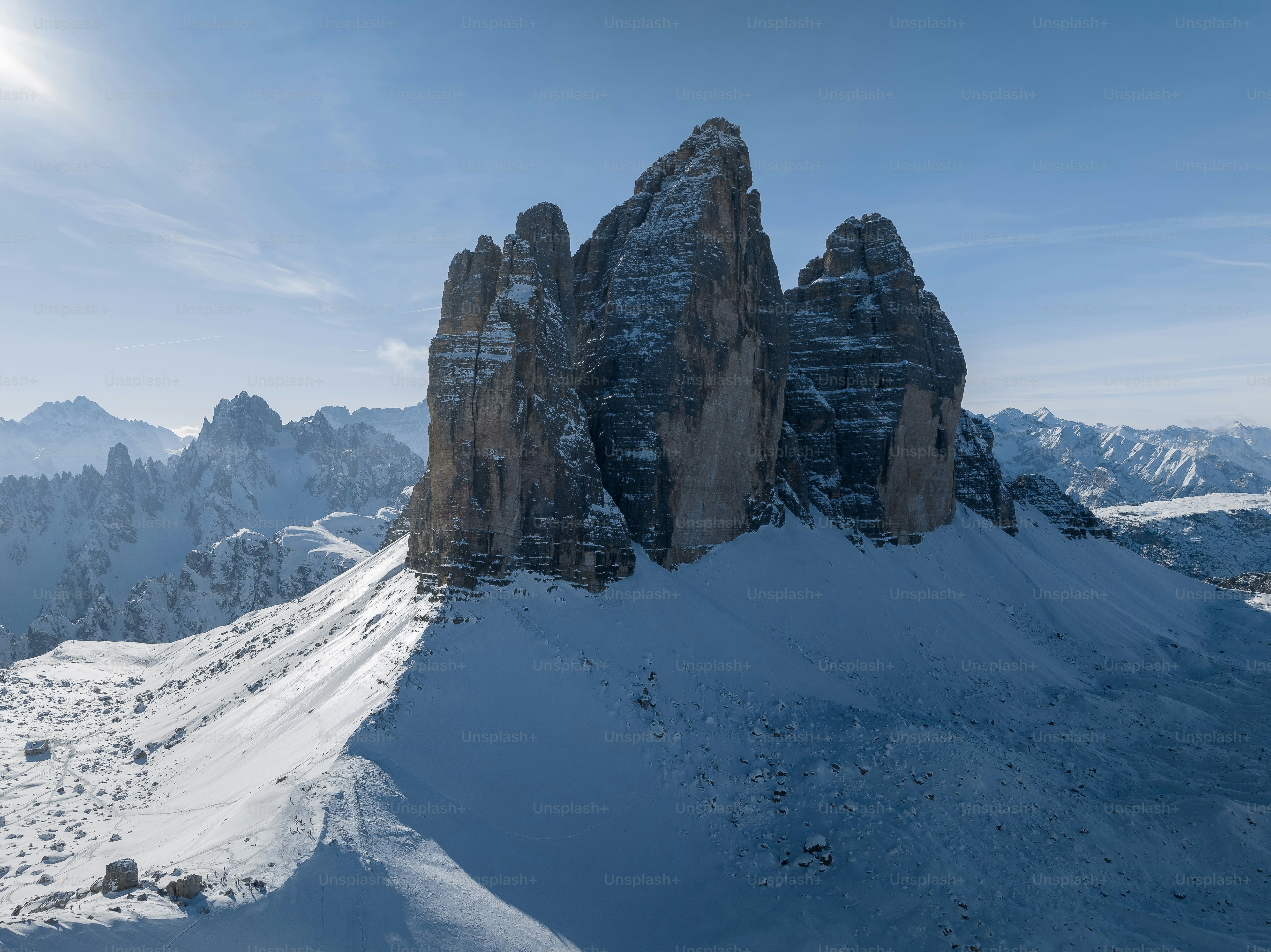 una montaña cubierta de nieve con un fondo de cielo