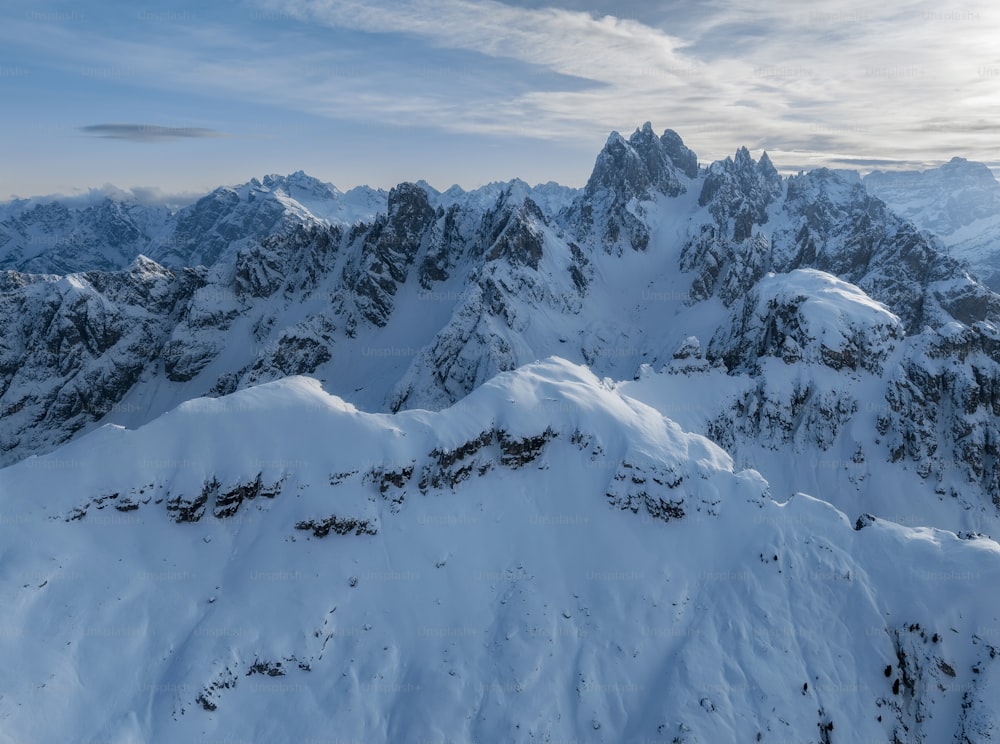 Una vista de una cadena montañosa cubierta de nieve