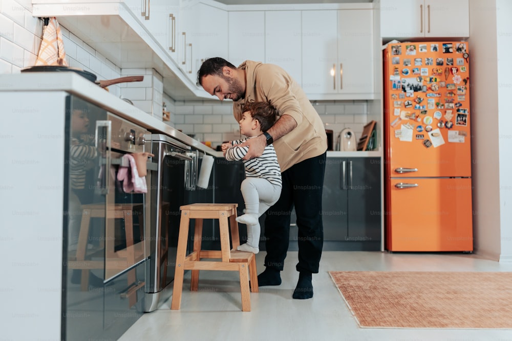 un homme et une petite fille dans une cuisine