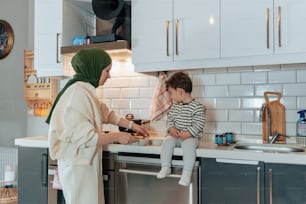 uma mulher e uma criança em uma cozinha