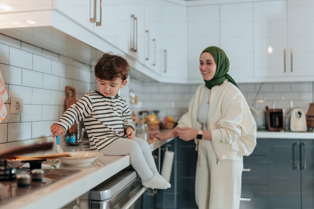 une femme debout à côté d’un enfant dans une cuisine
