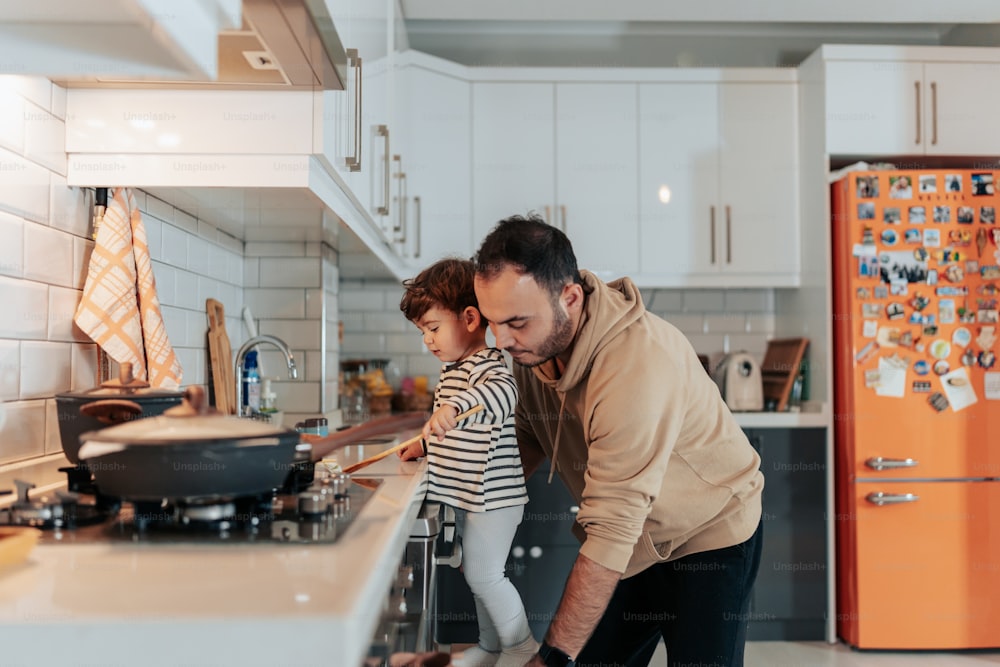 Un hombre y una niña en una cocina