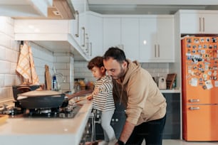 um homem e uma menina em uma cozinha