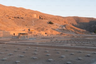 um edifício no meio de um deserto