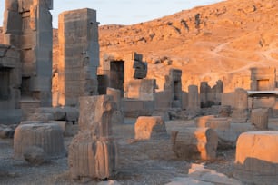 Eine große Gruppe von Steinstrukturen in einer Wüste