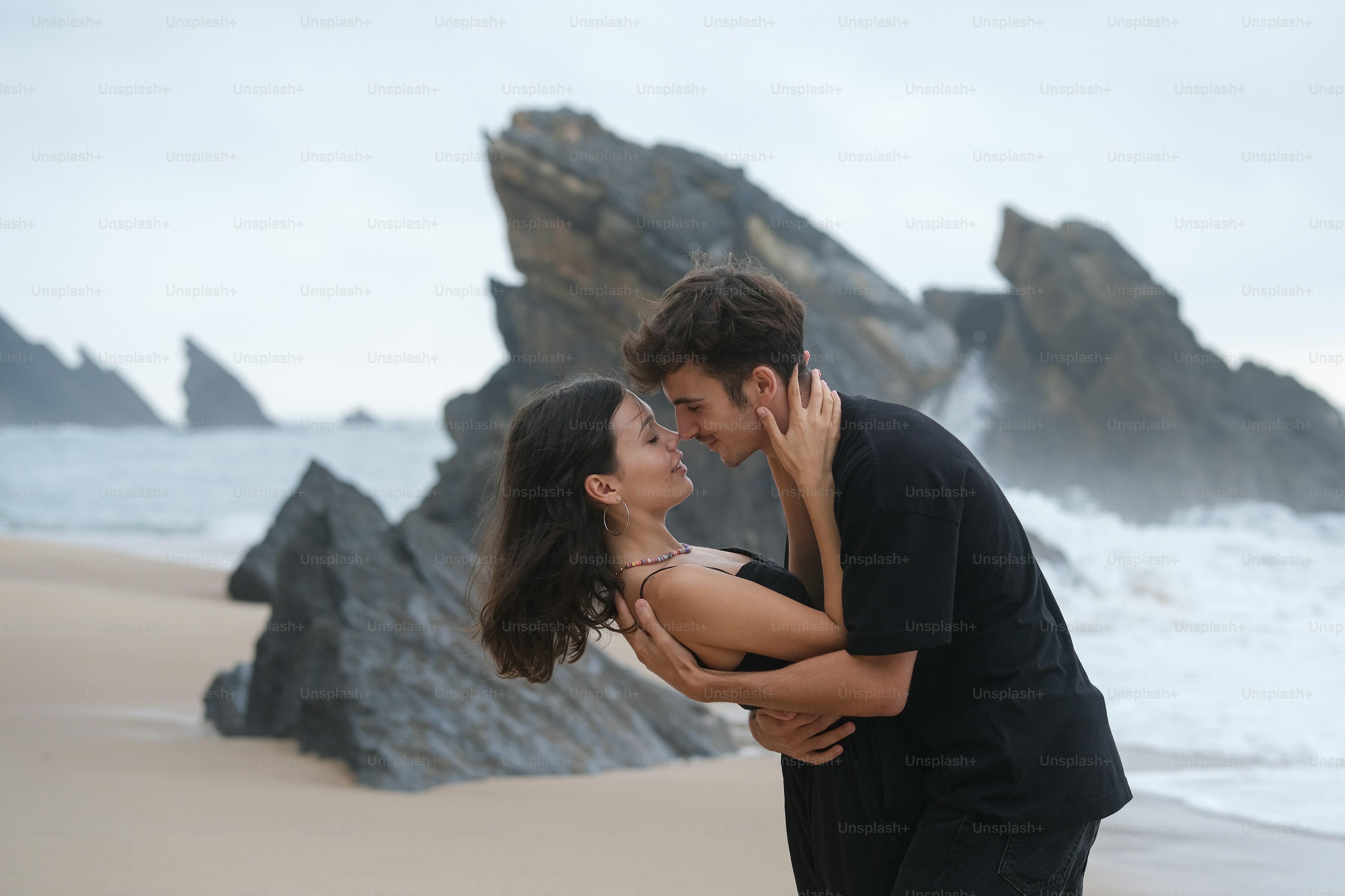 un homme et une femme s’embrassent sur la plage
