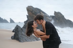un hombre y una mujer besándose en la playa