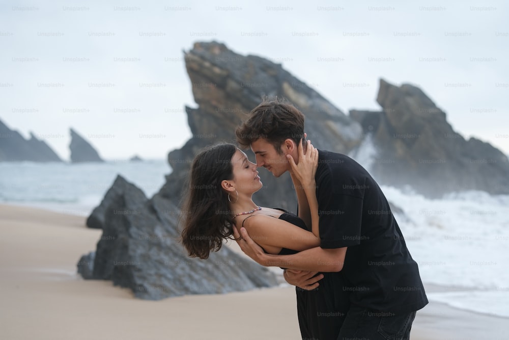 浜辺でキスをする男女