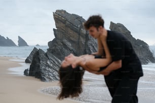Un hombre y una mujer bailan en la playa