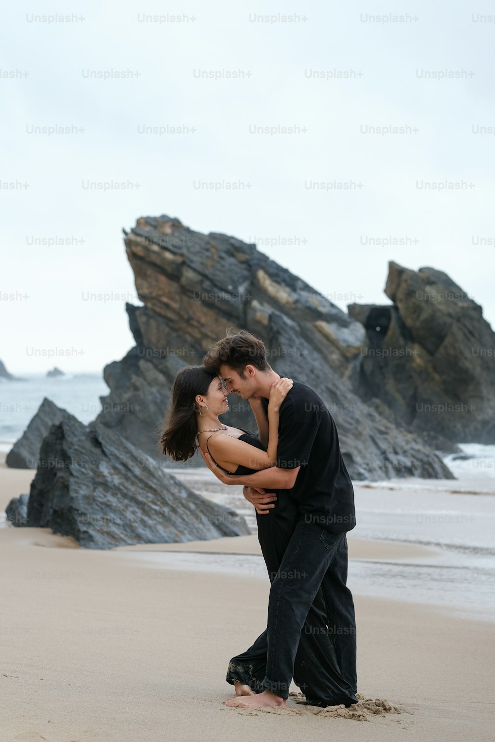해변에서 키스하는 남자와 여자