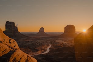 Le soleil se couche sur le paysage désertique