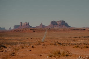 Une longue route au milieu d’un désert