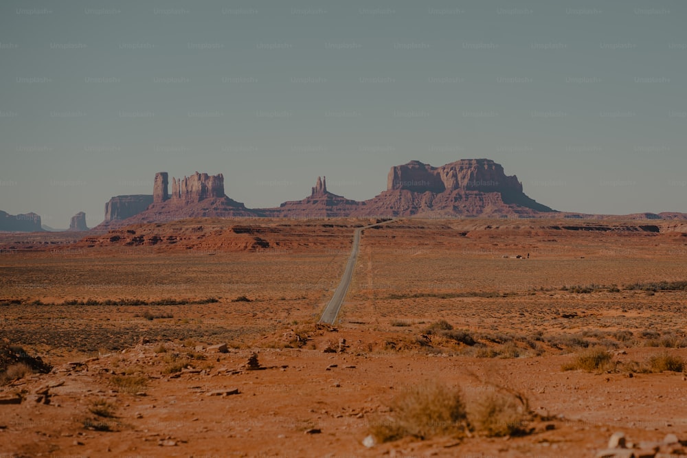 uma longa estrada no meio de um deserto