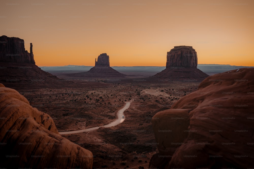 ein Fluss, der bei Sonnenuntergang durch eine Wüstenlandschaft fließt